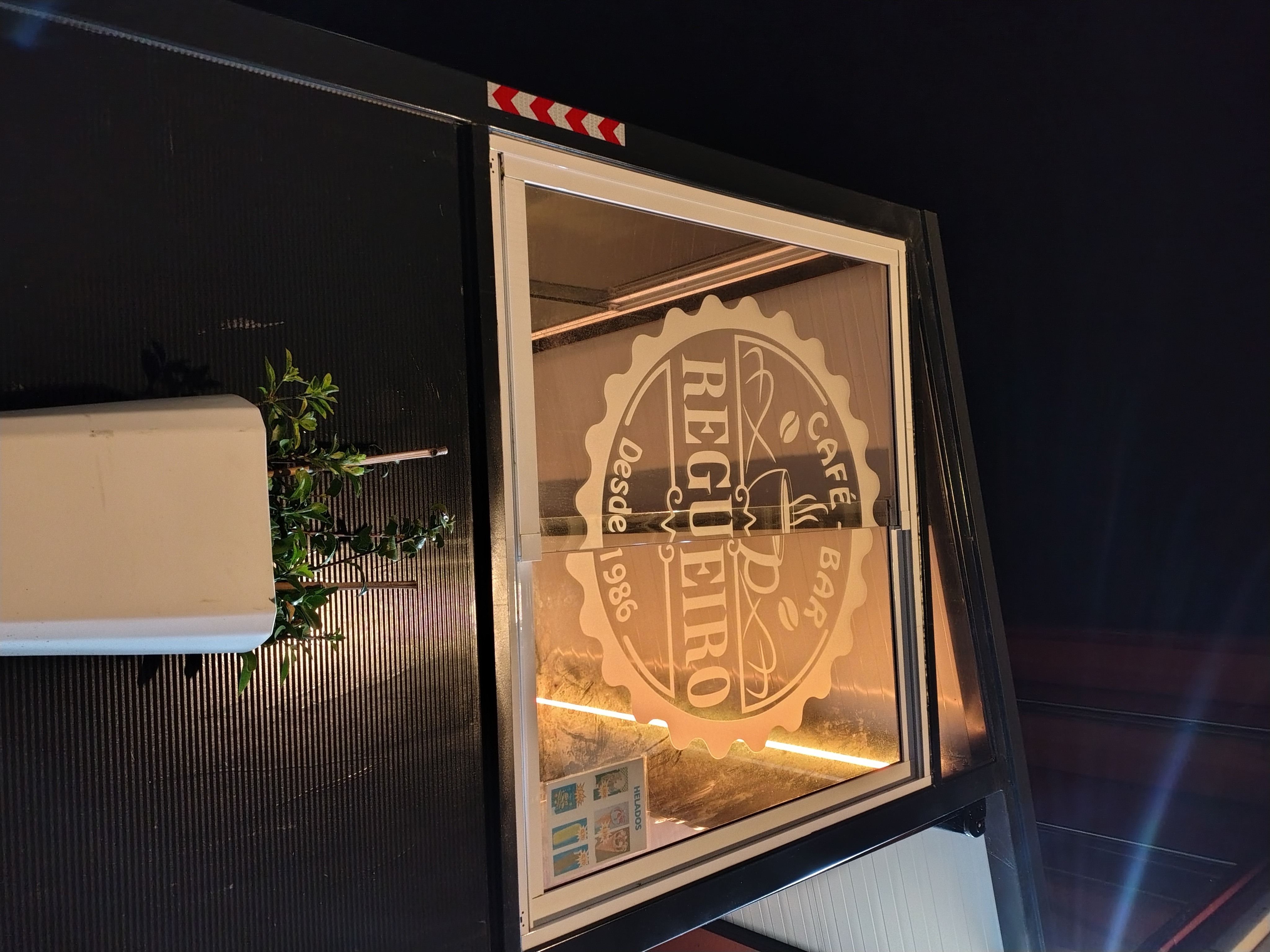 Logo iluminado del Café-Bar Regueiro de noche